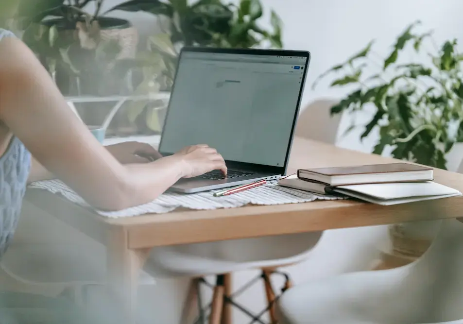 woman working on computer woman working on computer